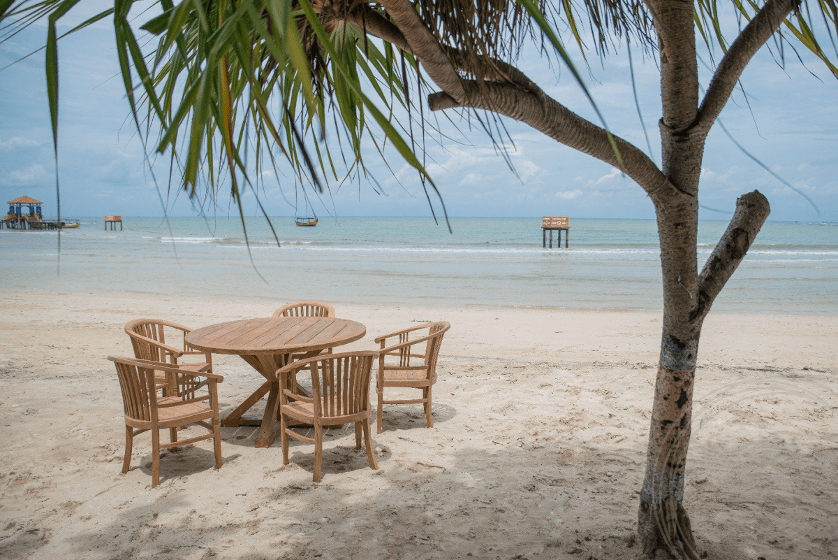 Round teak garden table 140 + 5 Betawi Gelung chairs
