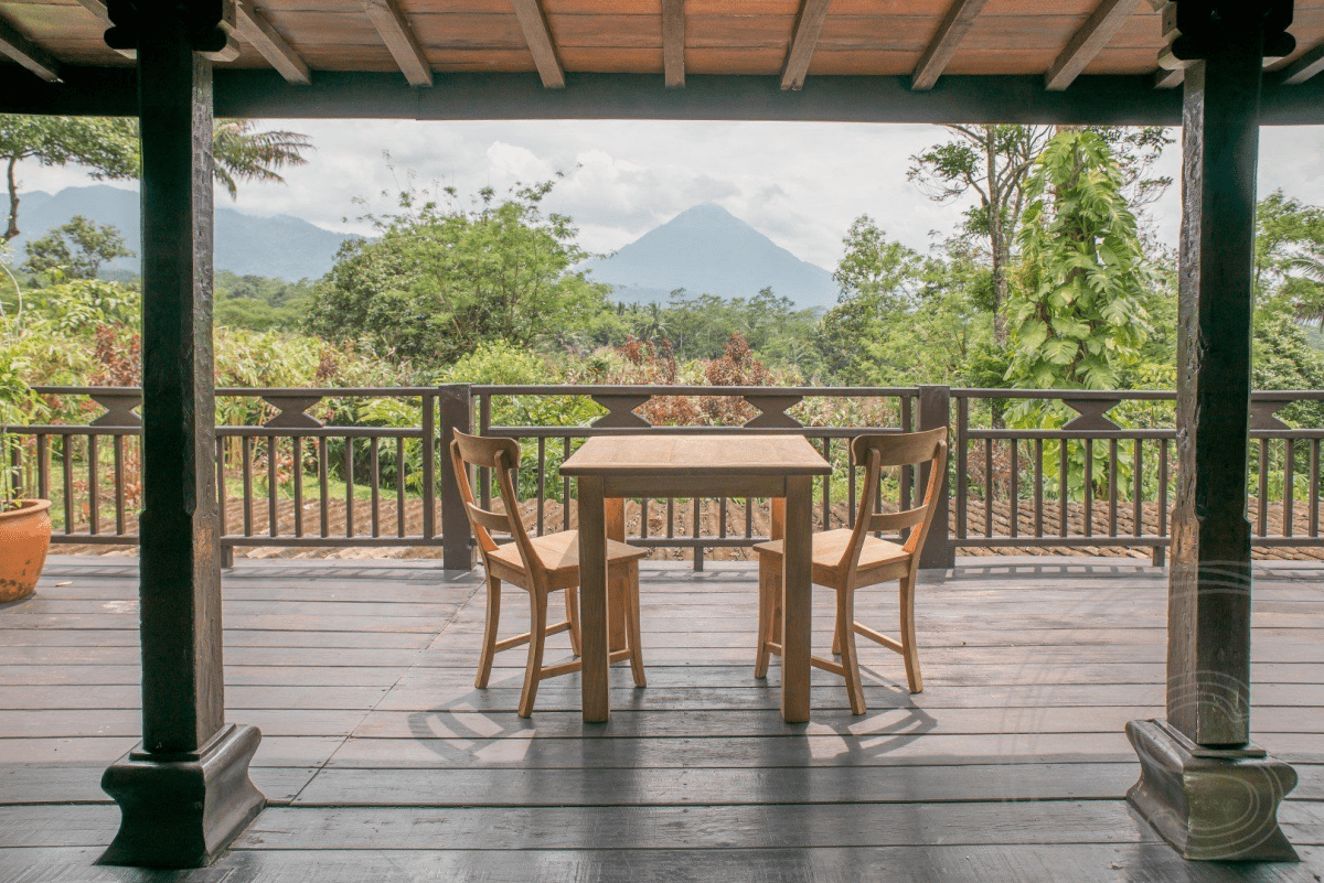 Teak table 80x80 rustic + 2 chairs