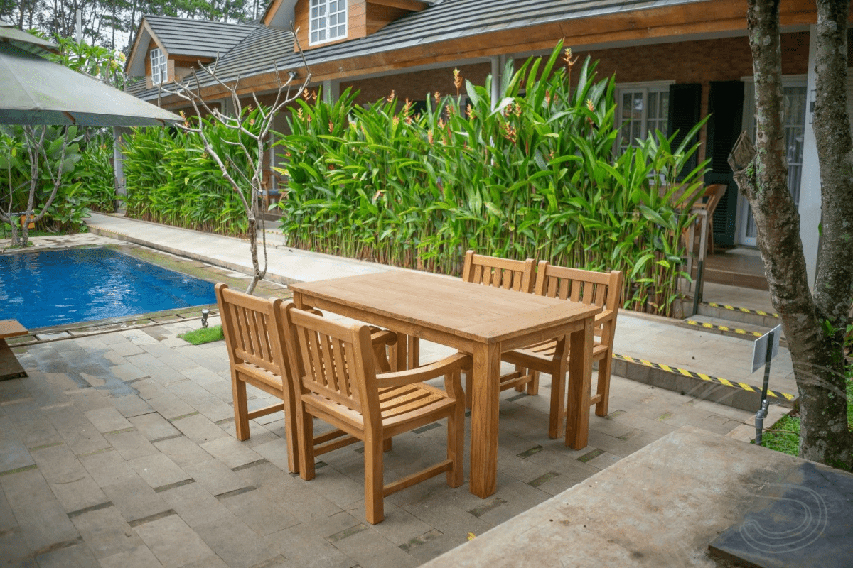 Teak garden table 160 x 90 + 4 garden chairs elephant