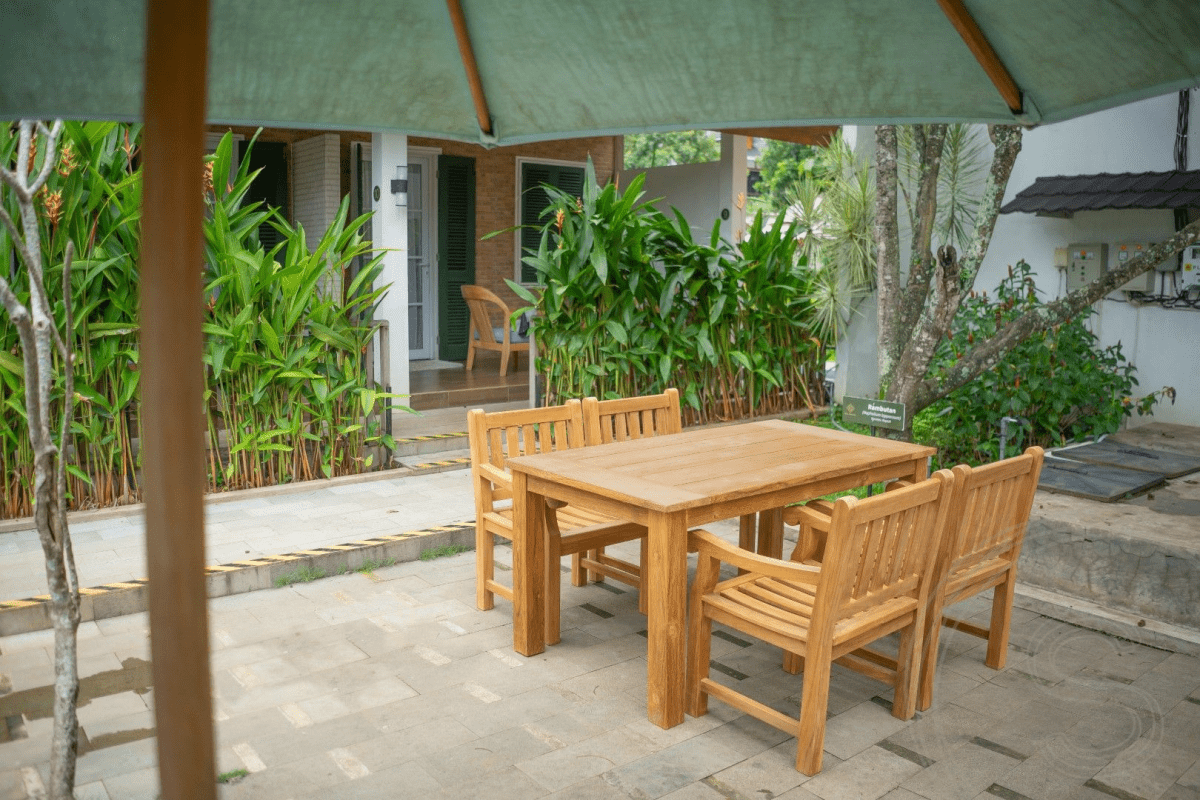 Teak garden table 160 x 90 + 4 garden chairs elephant