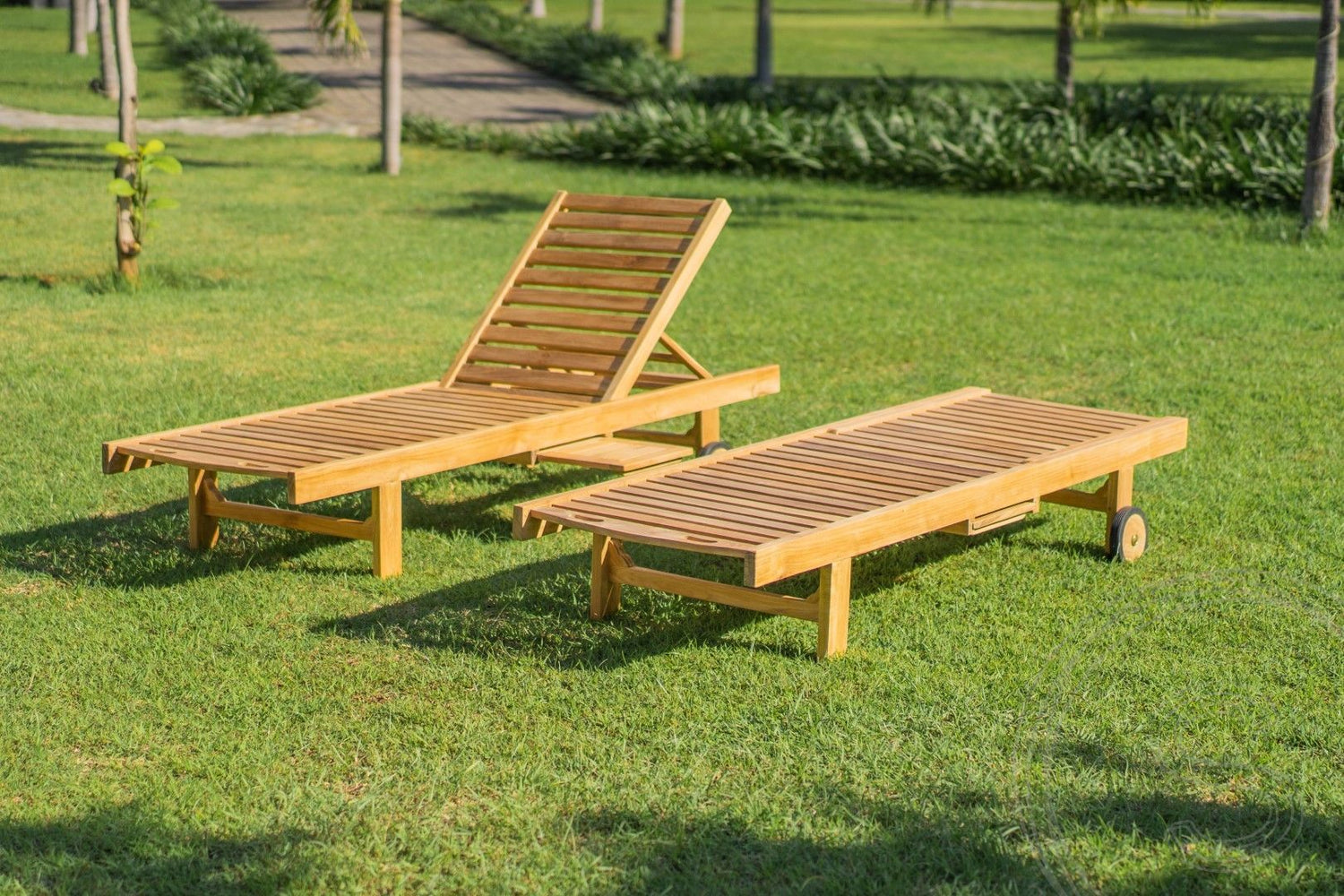 Teak lounger + wheels