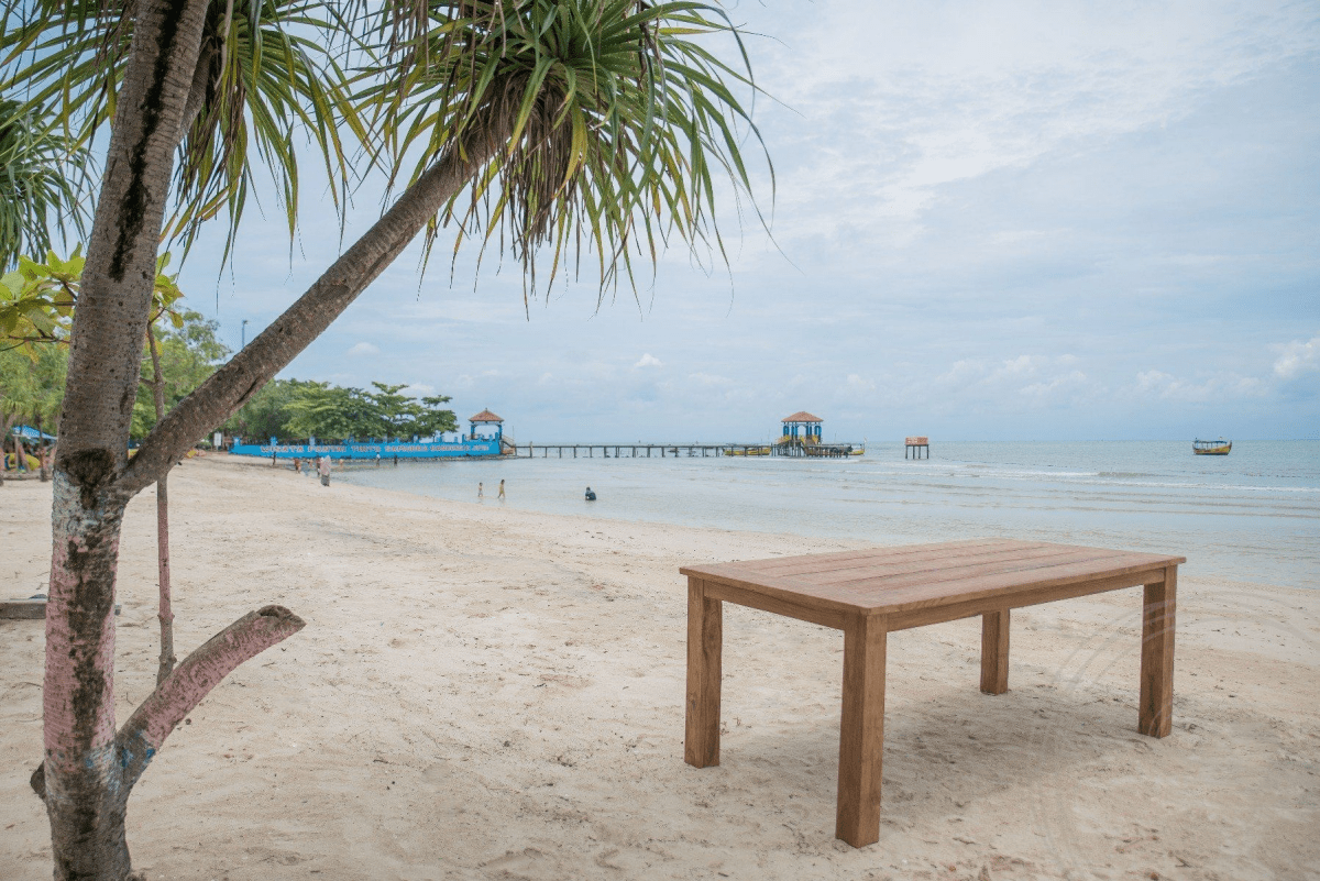 Teak garden table 220x100cm + 4 beaufort chairs + bench