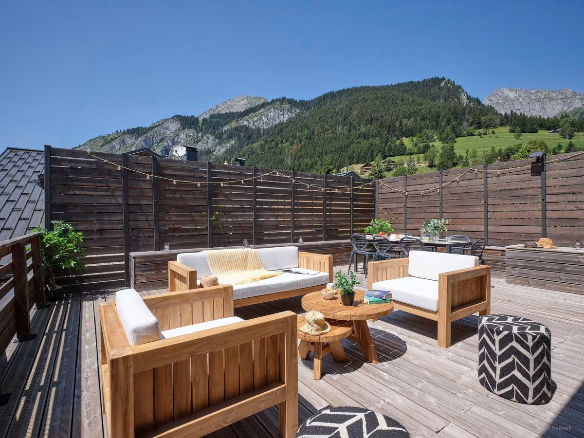 Teakhouten tafels voor Penthouse Mont Grange in de Franse Alpen
