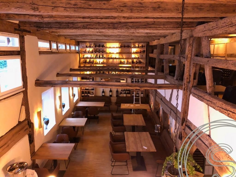 Italiaans restaurant ingericht met tafels en stoelen