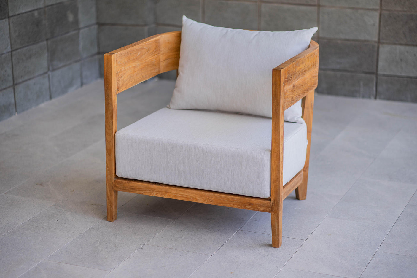 Lura teak armchair with sunproof cushions