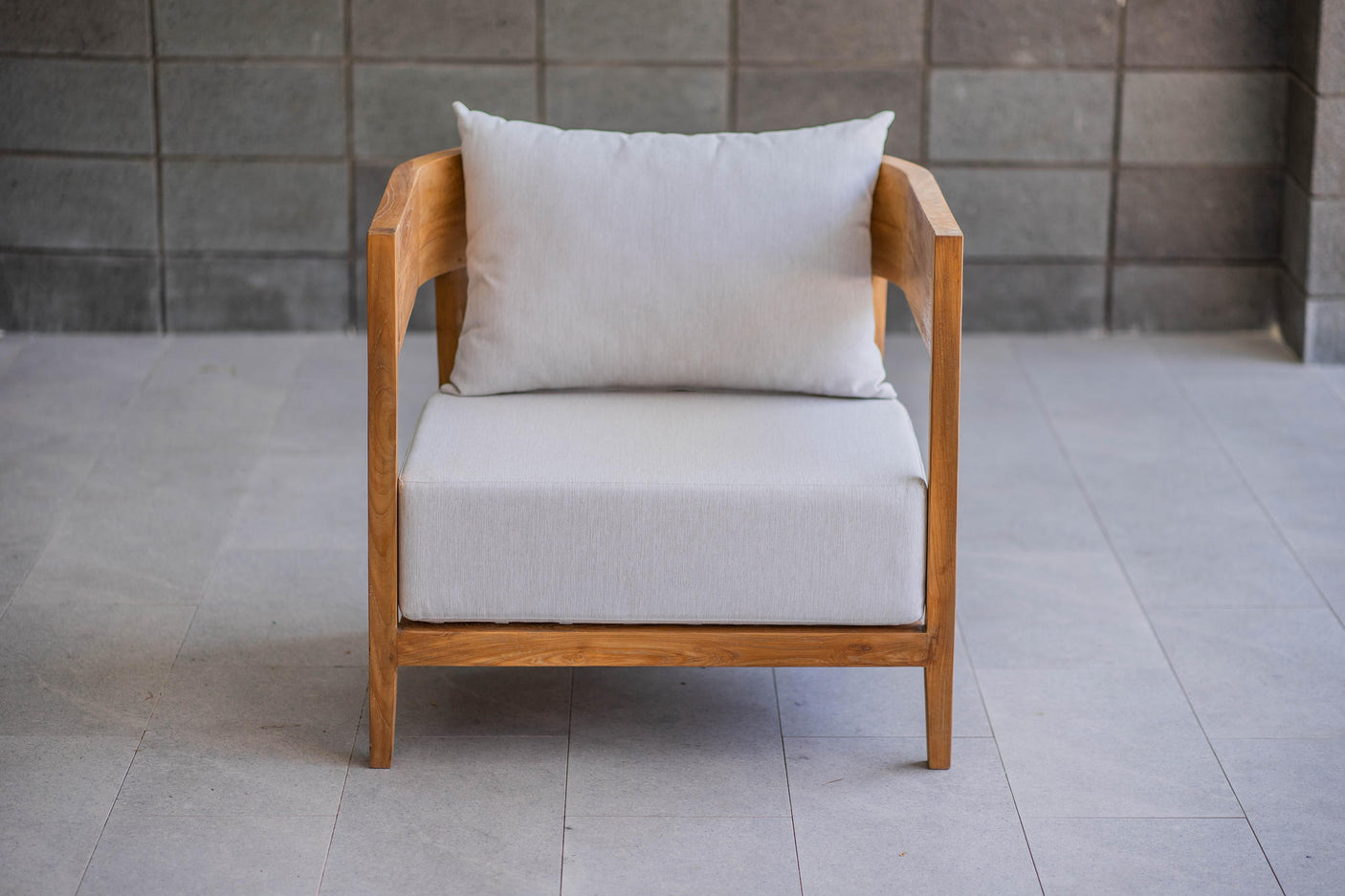 Lura teak armchair with sunproof cushions
