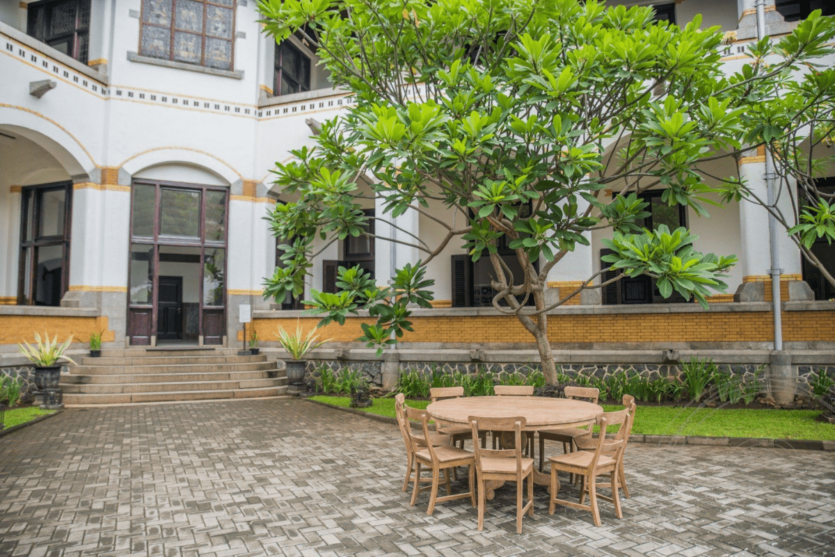 Round teak table 160 rustic + 8 chairs
