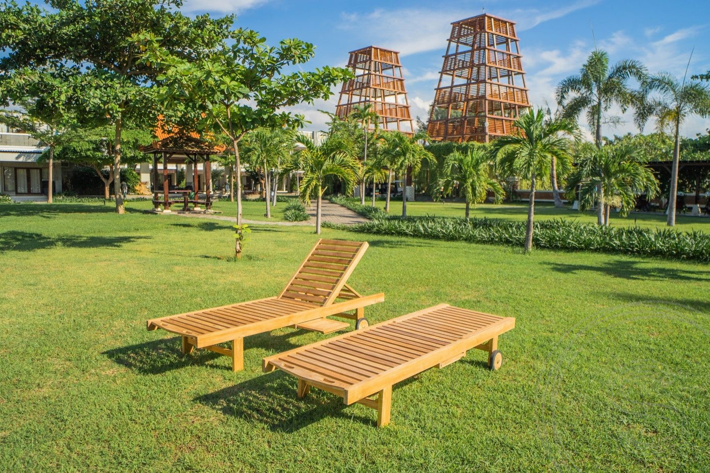 Teak lounger + wheels
