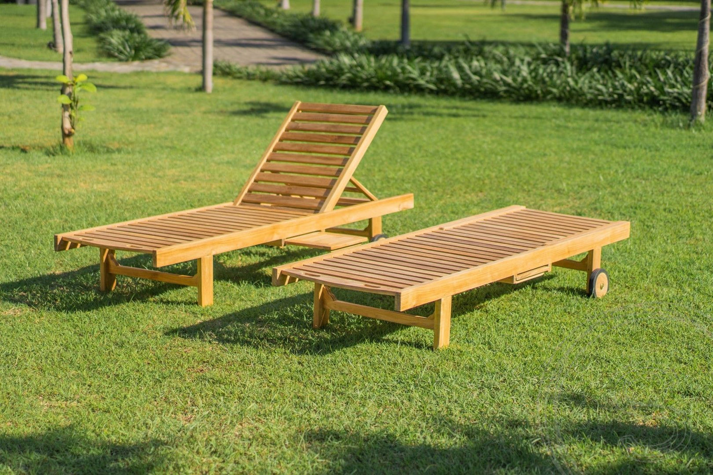 Teak lounger + wheels
