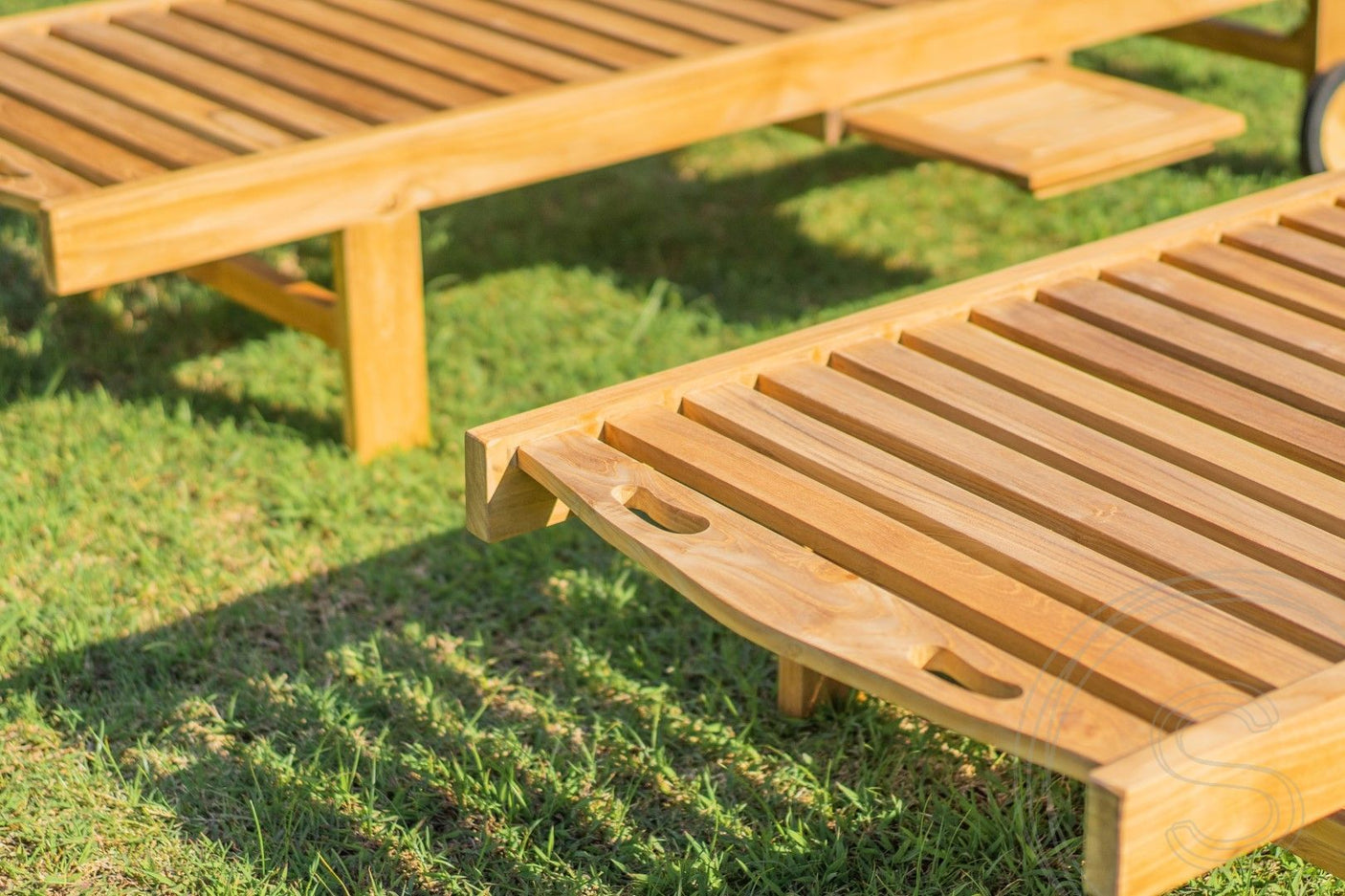 Teak lounger + wheels