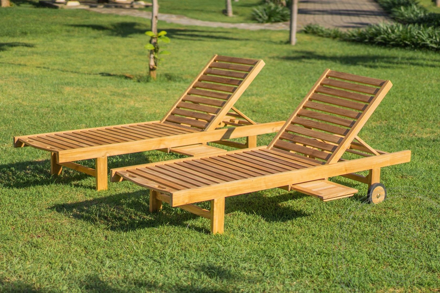 Teak lounger + wheels