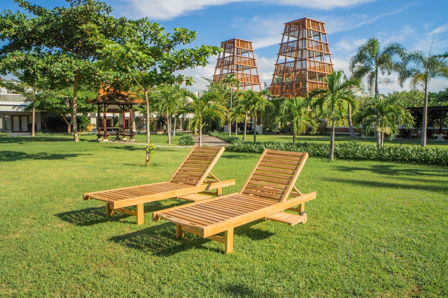 Teak lounger + wheels