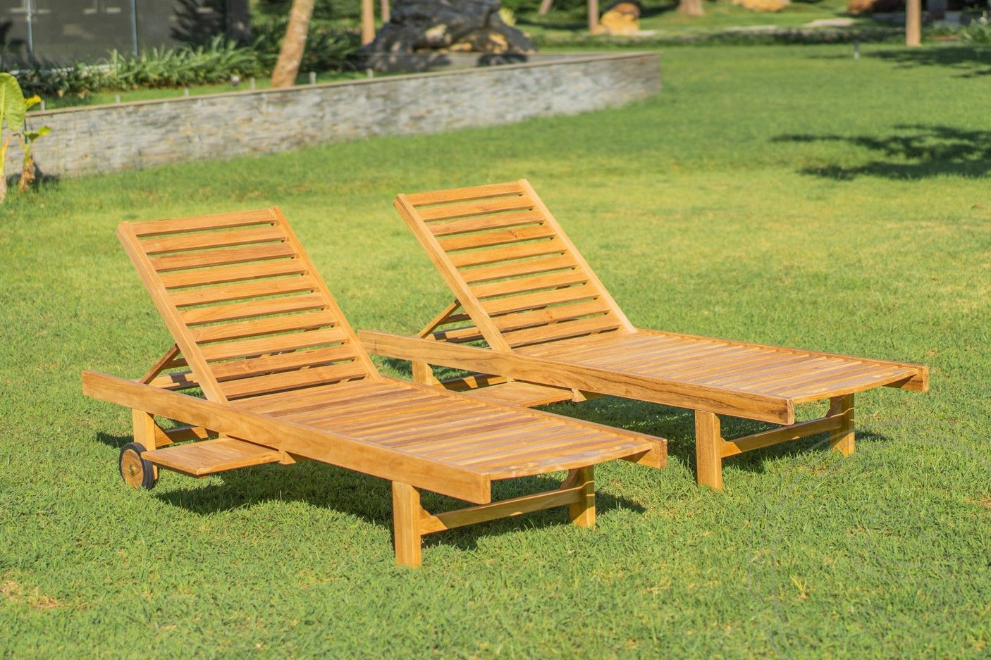 Teak lounger + wheels