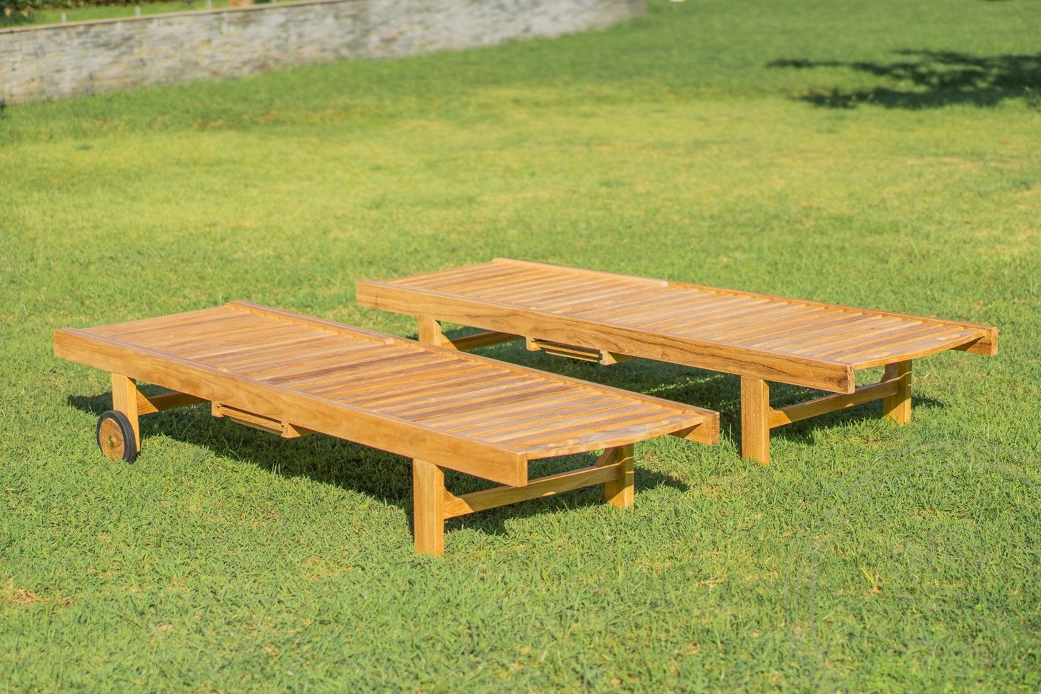 Teak lounger + wheels