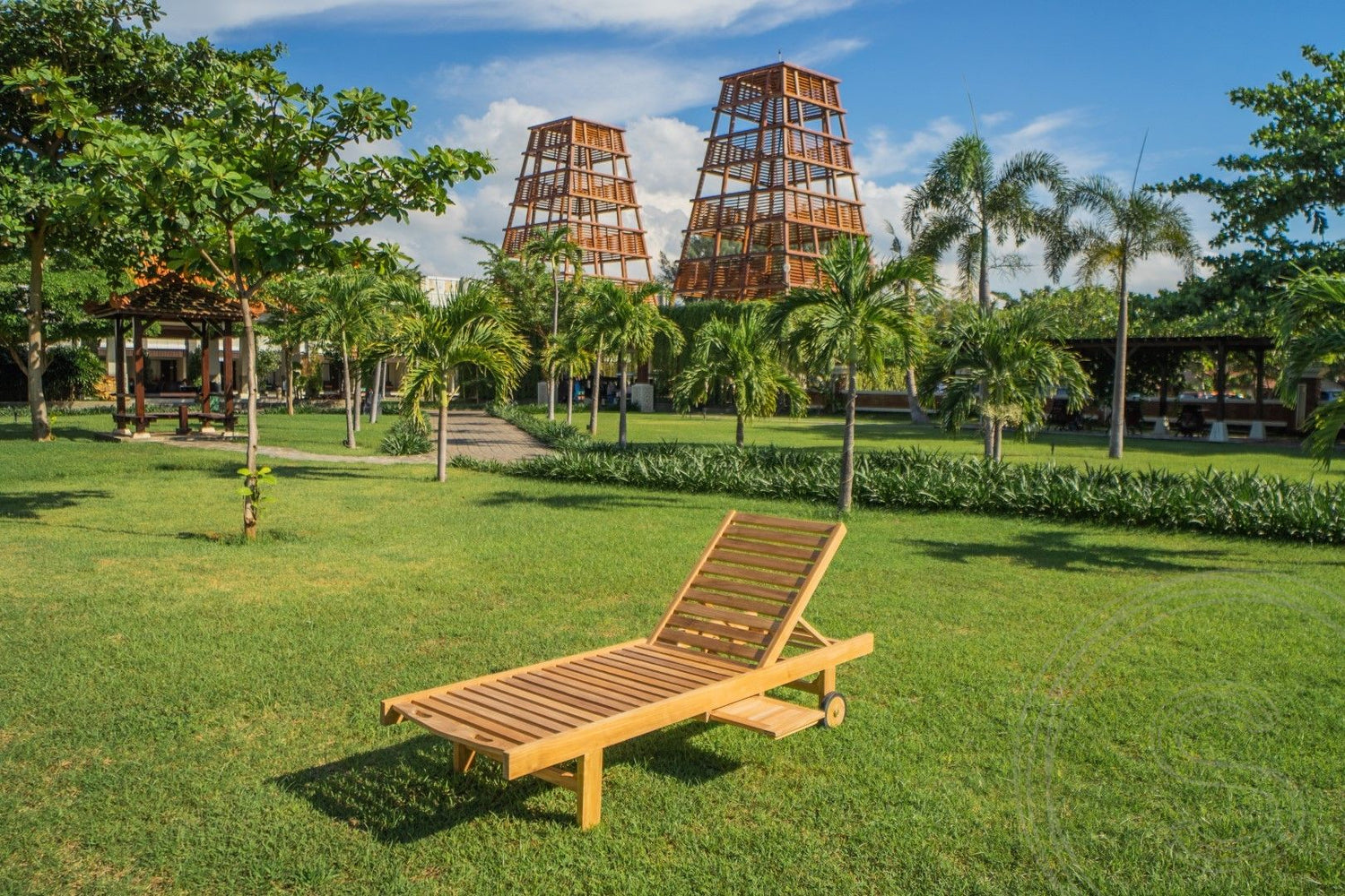 Teak lounger + wheels