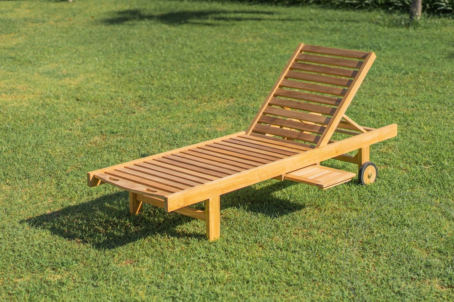 Teak lounger + wheels