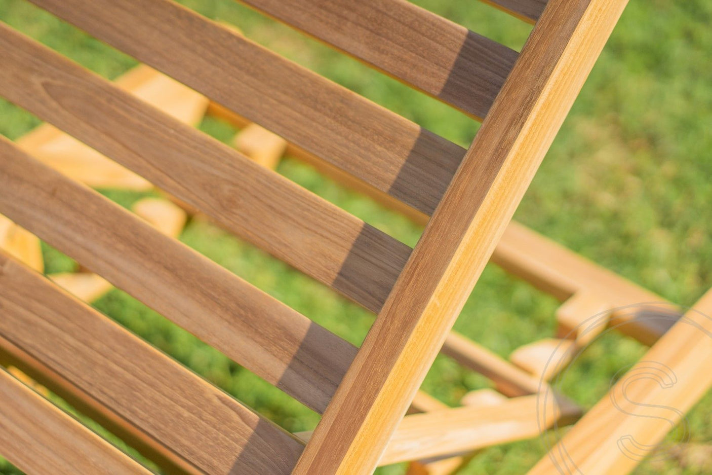 Teak lounger + wheels