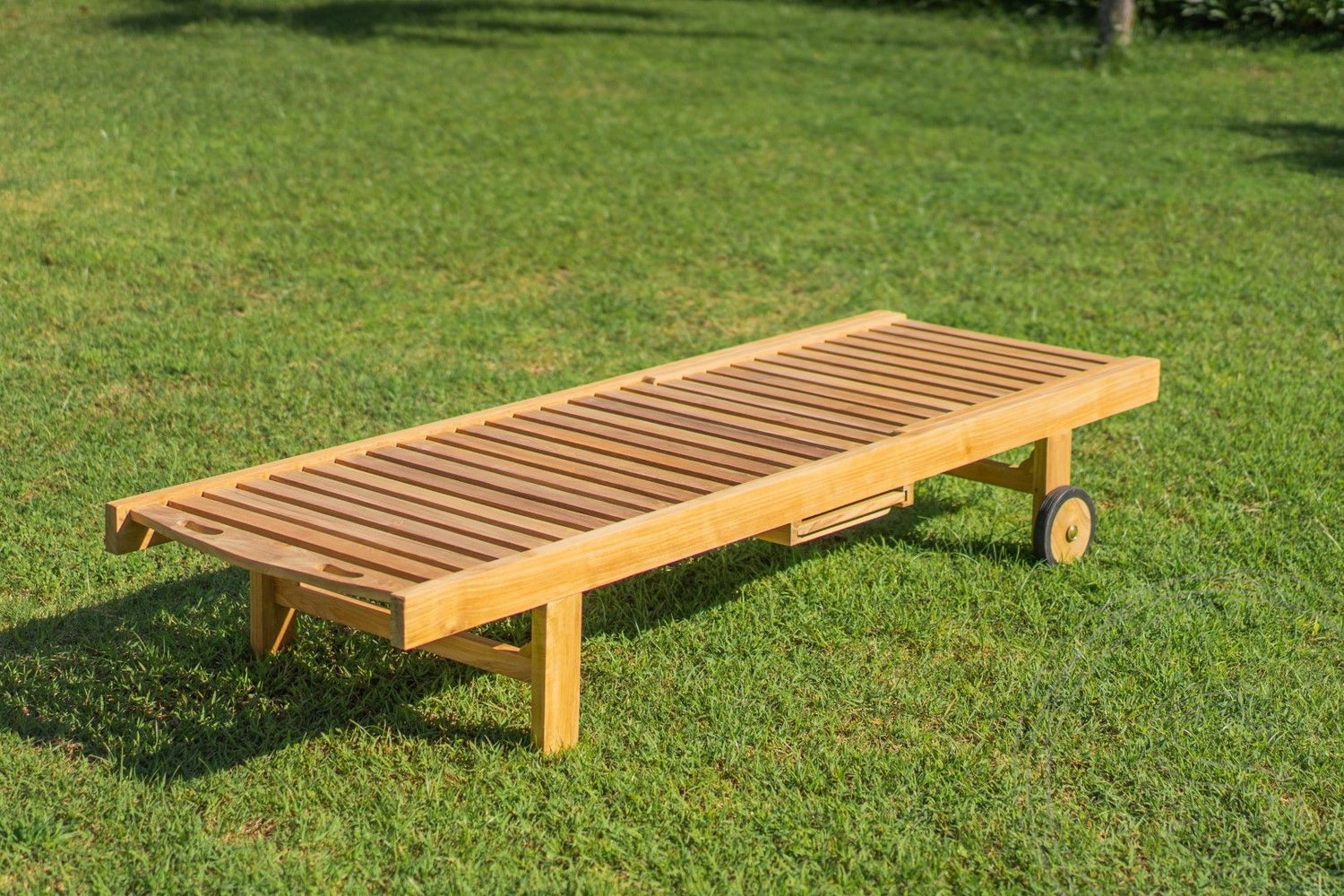 Teak lounger + wheels