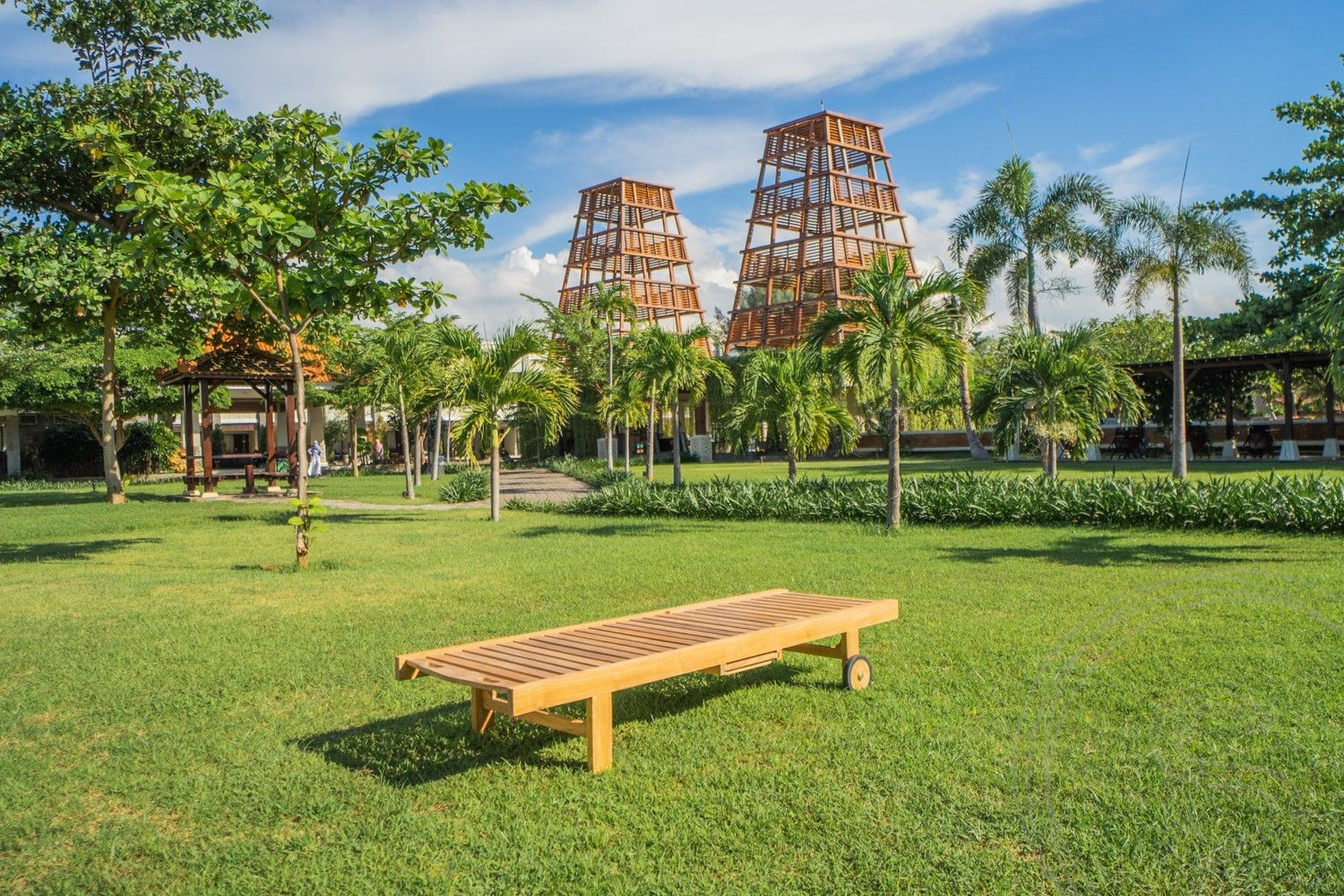 Teak lounger + wheels