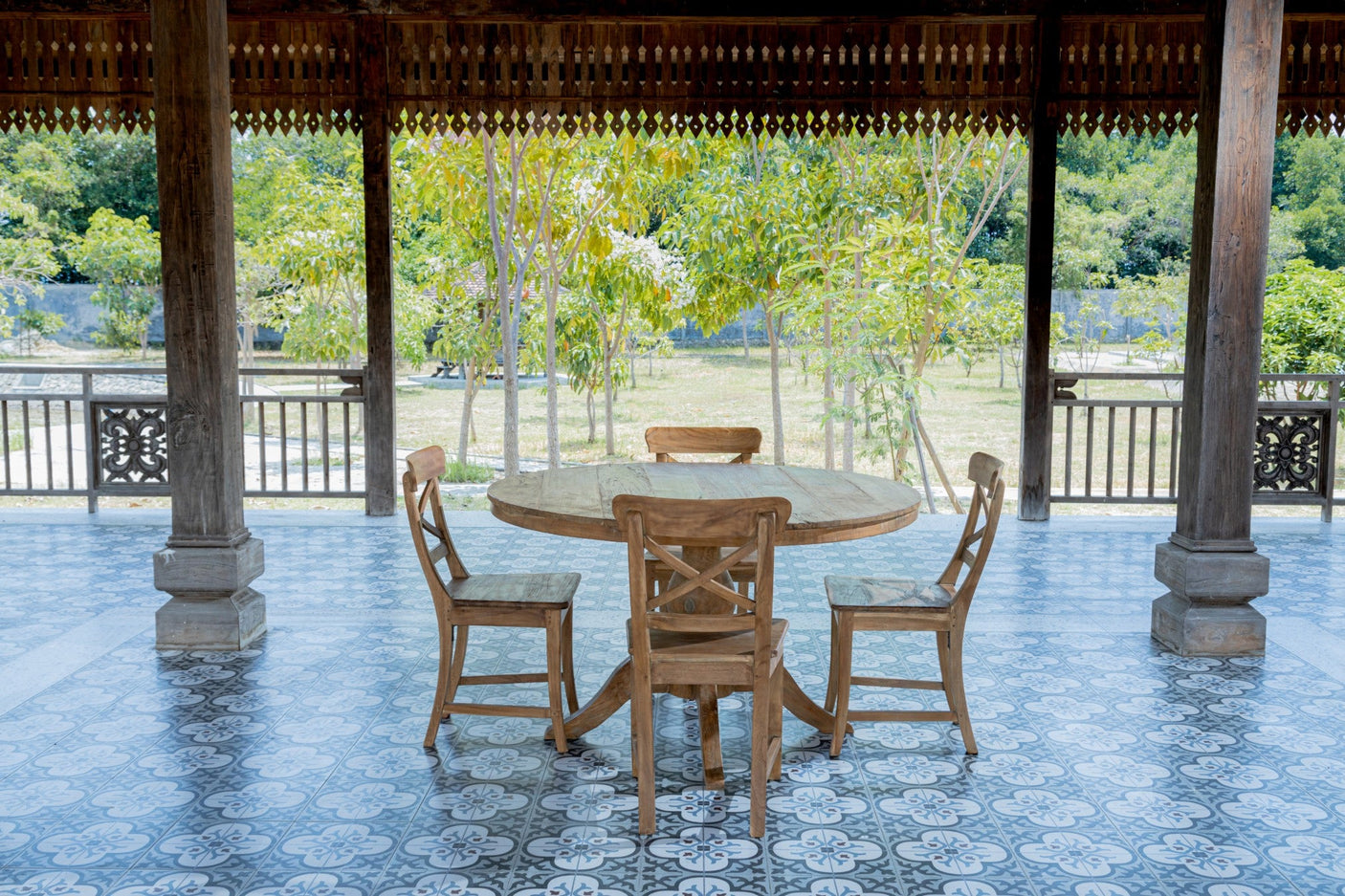 Round Teak Dining Table Anteak – Made from Reclaimed Teak Planks